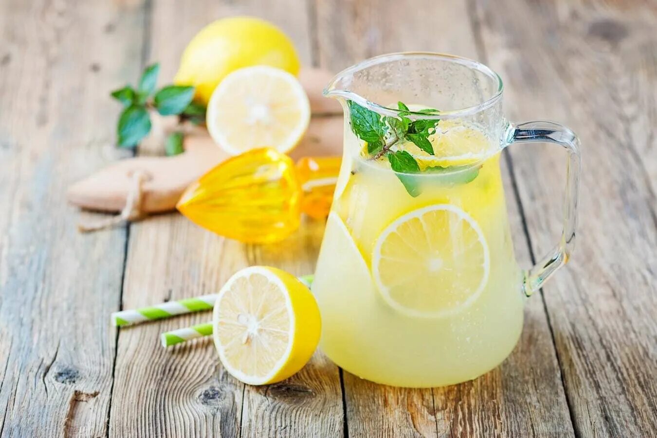 Вода с лимоном в ресторане. Лимонад Lemon Lemon. Мятный лимонад. Мята мята Lemon. Lemongrass лимонад.