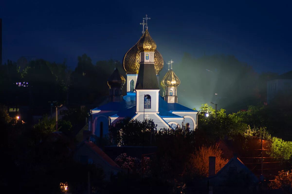 Храм георгия победоносца челябинск. Сясьстрой зима церковь. Храм святой троицы челябинск. Храм христа спасителя ночью. Свято успенский собор в орле ночью.