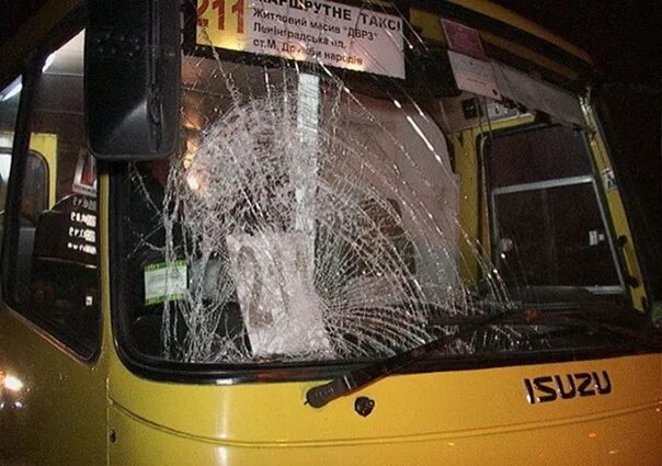 Замена стекла автобус. Заднее стекло маз 206. Замена стекла автобус. Разбито стекло в автобусе. Стекло лобовое паз 4234-04 левое.