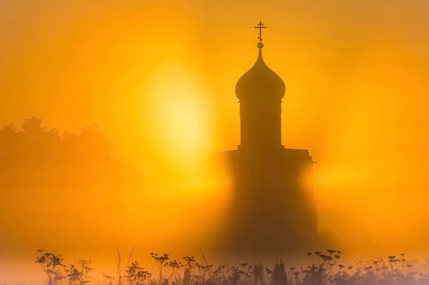 Храм солнца. Церковь солнце. Рассвет над храмом. Картинки - большой диск солнца и Церковь.