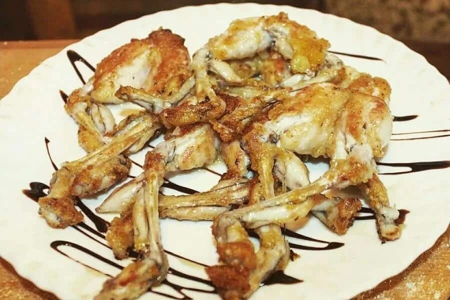 Frog legs. Лягушачьи лапки во Франции. Национальное блюдо Франции лягушачьи лапки. Лягушачьи лапки французское блюдо. Жареная лягушка.