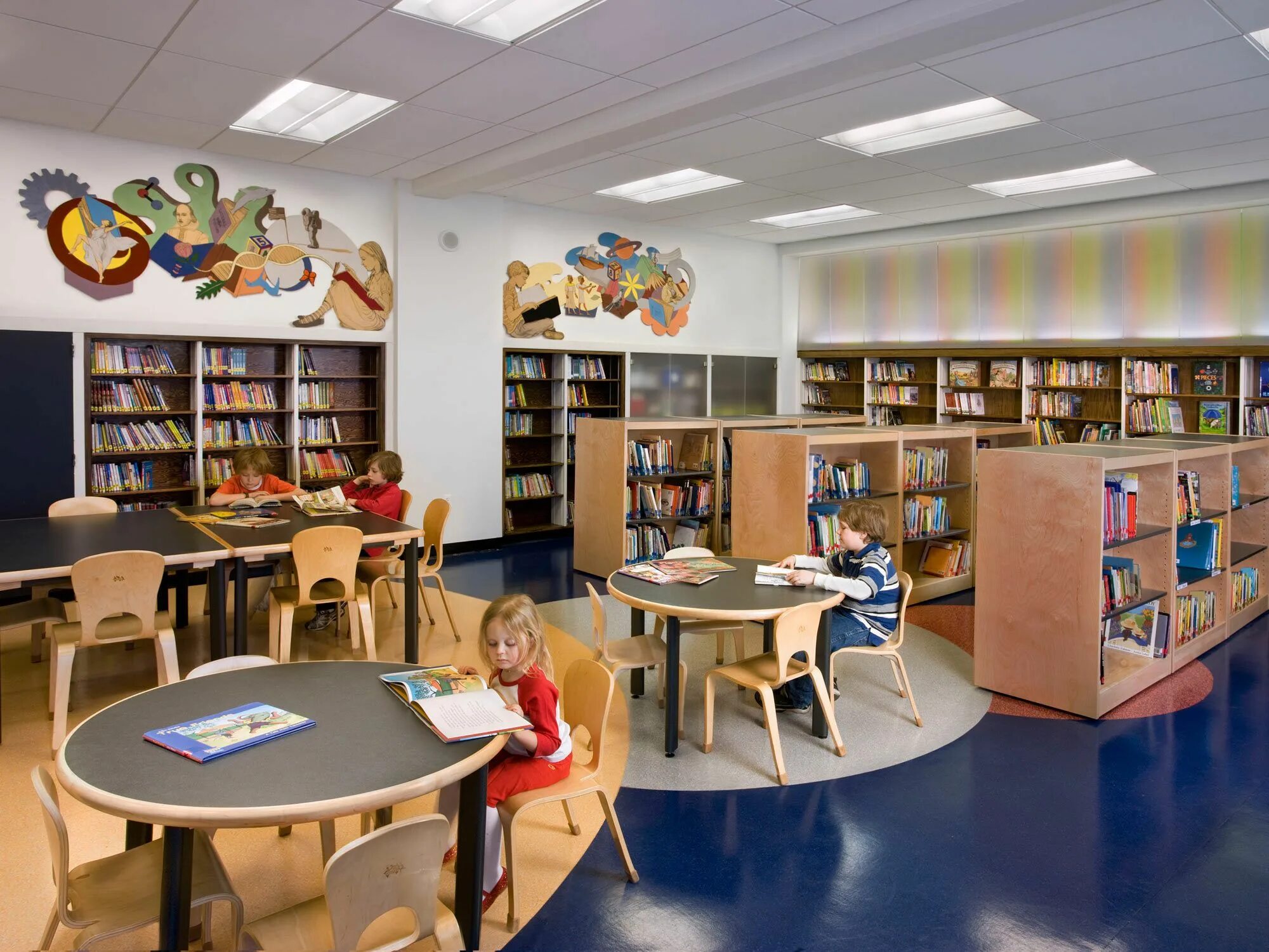 Библиотека в школе. Интерьер современной детской библиотеки. Современная библиотека в школе. Читальный зал в библиотеке школы.