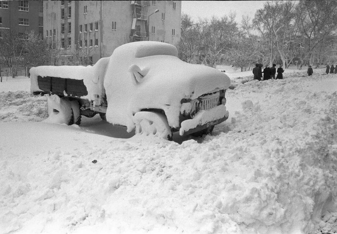 2 Мая 1984 Свердловск. Свердловск 1980-1990. Снегопад Свердловск май 1984. Снег в Свердловск 2 мая 1984 года. Сугробы раньше