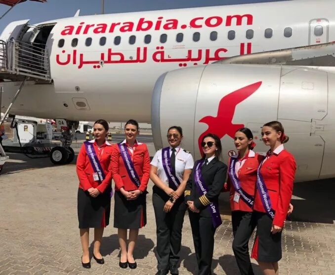 Новости эйр. Эйр Арабия стюардессы. Air Arabia форма. Air Arabia экипаж. Эль Арабия авиакомпания.