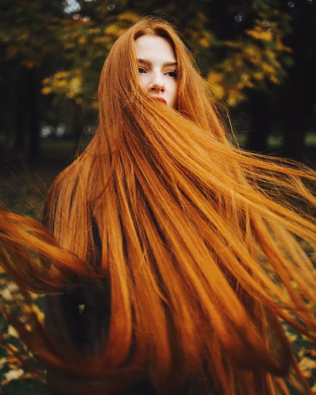 Длинные волосы всегда. Длинные рыжие волосы. Очень длинные рыжие волосы.
