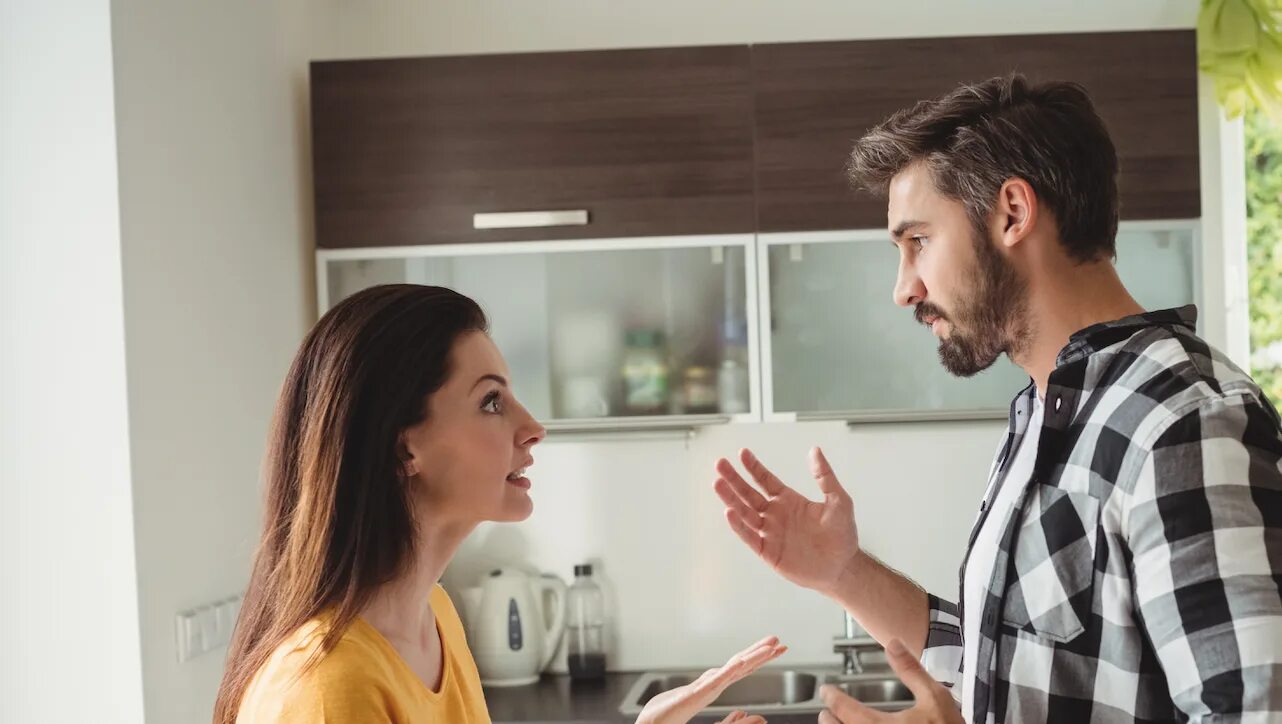 Talking at the Kitchen. Поведение мужчины в обществе женщин в. Мужчина и женщина у окна вдвоем. Woman is talking. Русский жена разговором т