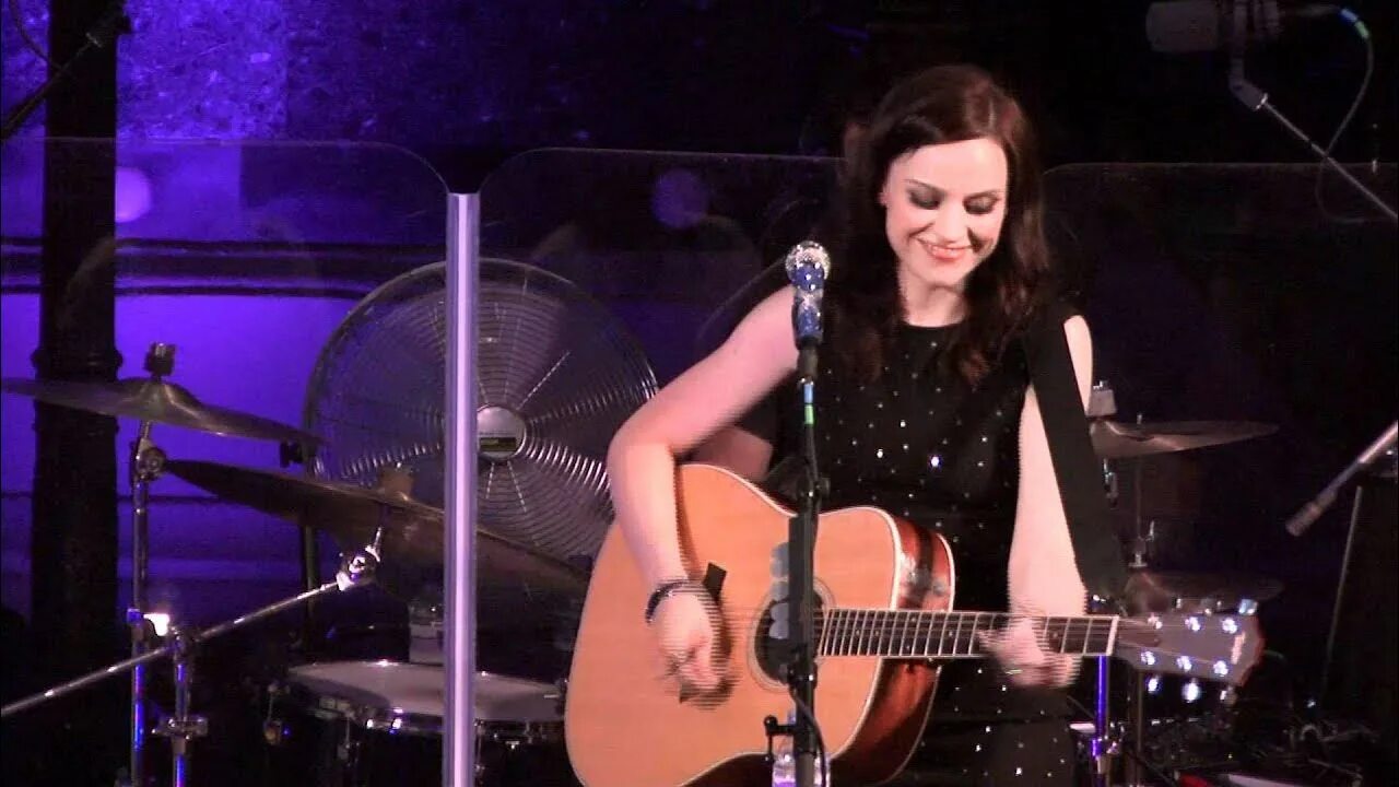 Песня amy macdonald this is the life. Песня amy macdonald this is the life. This is the life эми макдональд. Amy macdonald. Amy macdonald.