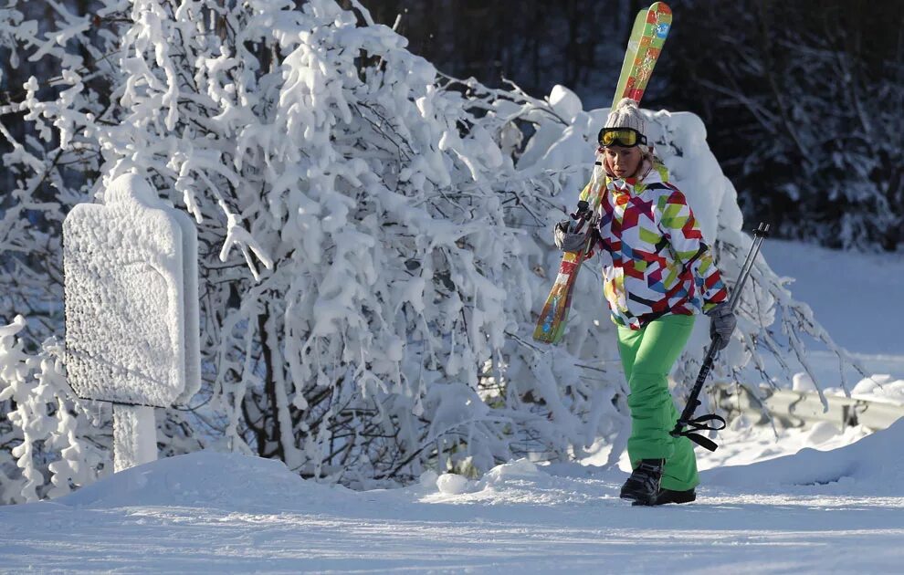 обледеневшая рука в перчатке. сам себе фотограф на лыжах с селфи штиф. спуск в высокой стойке на лыжах. использует лыжник чтобы не замерзли руки. замерзший лыжник.