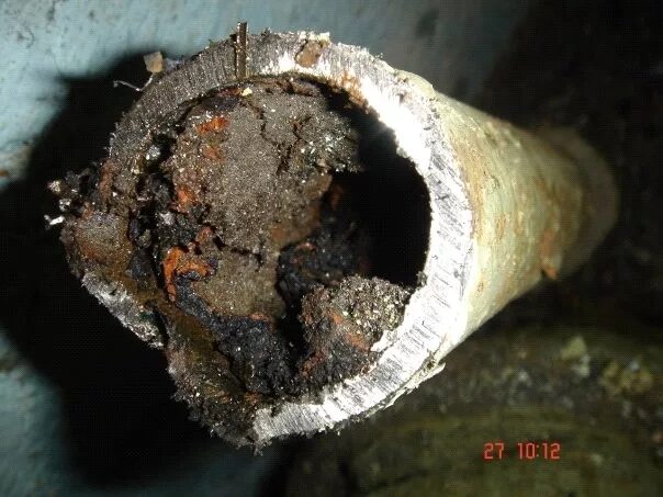 отложения в трубах. углекислотная коррозия трубопроводов. радиаторы после промывки. водопроводная труба в разрезе. налет в водопроводных трубах.