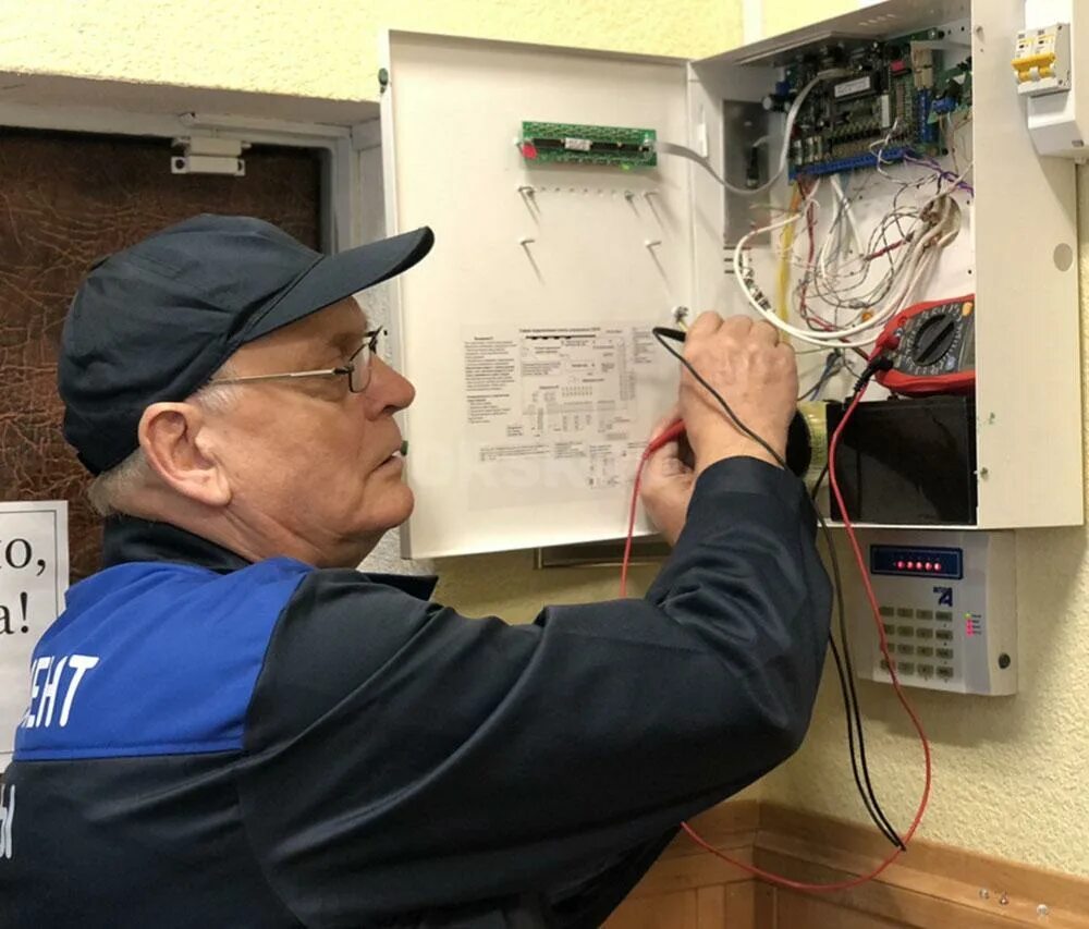 Электромонтер охранно-пожарной сигнализации. Инженер монтажник. Работа обслуживание сигнализации. Работа обслуживание сигнализации. Электромонтер охранно-пожарной сигнализации.