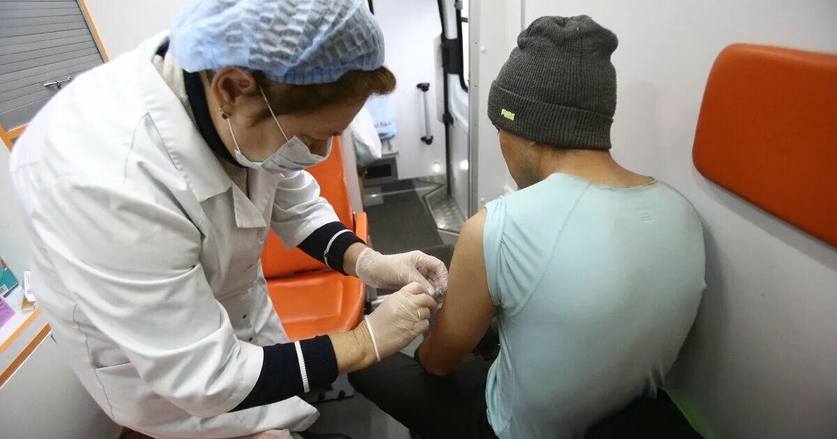 Мигранти делают ваксини. В Петербурге мигрантов привьют от кори. Прививки от короны и мигранты.