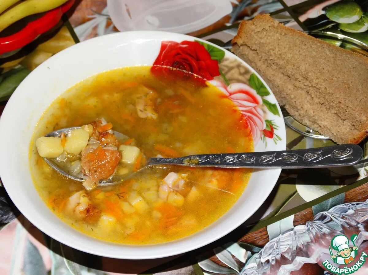 Суп гороховый с куриных крылышек. Суп с копчеными крылышками. гороховый суп с копчеными крылышками. гороховый суп с копчеными крыльями. суп гороховый с копченостями крыльями.