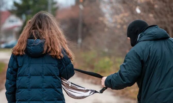 Ограбление женщины на улице. Грабеж. Грабеж картинки. Украл пальто