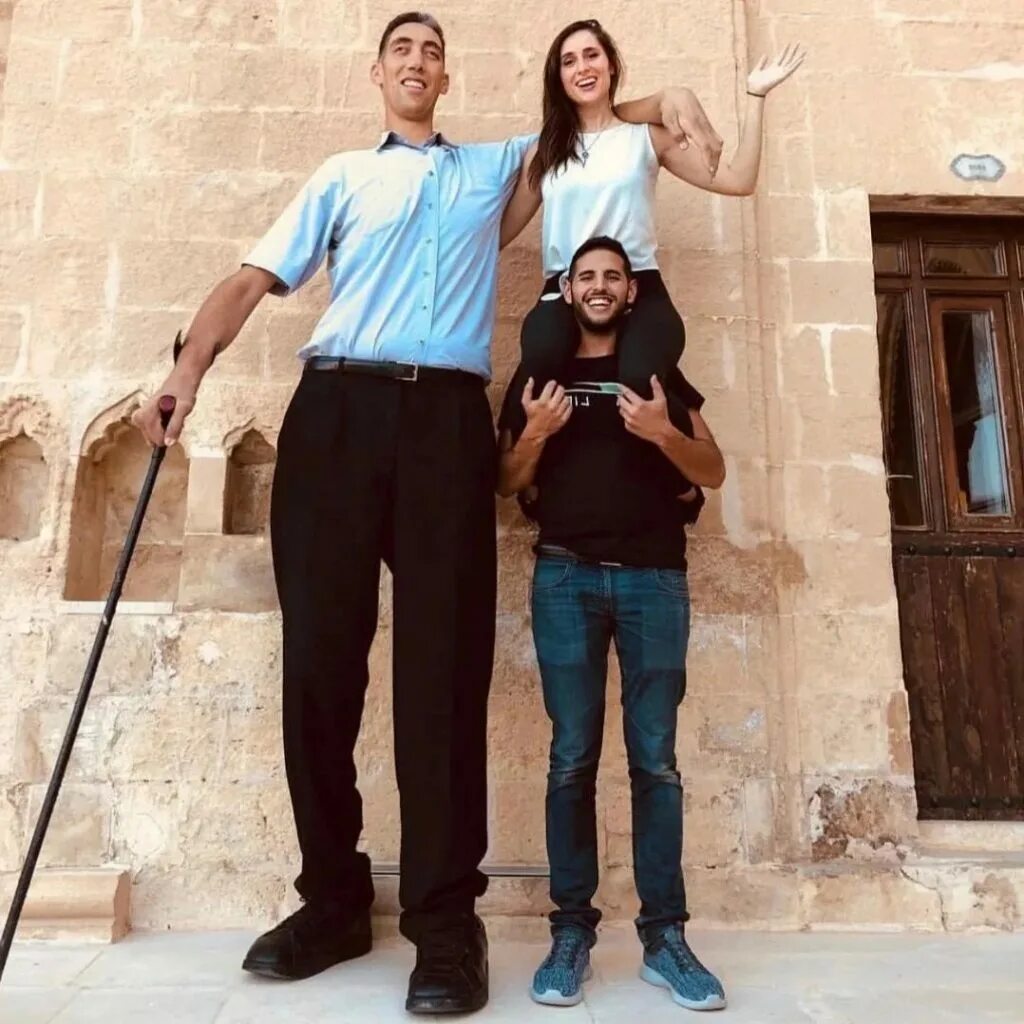 Самая высокая средний. Султан кёсен самый высокий человек в мире. Султан Кесен рост. Турок Султан кёсен. Самый высокий человек турок Султан кёсен.