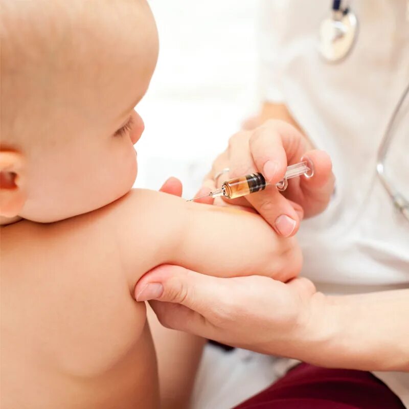 Вакцина в плечо. Вакцинация новорожденных БЦЖ. Прививка от туберкулёза новорожденному. Вакцинопрофилактика в педиатрии.