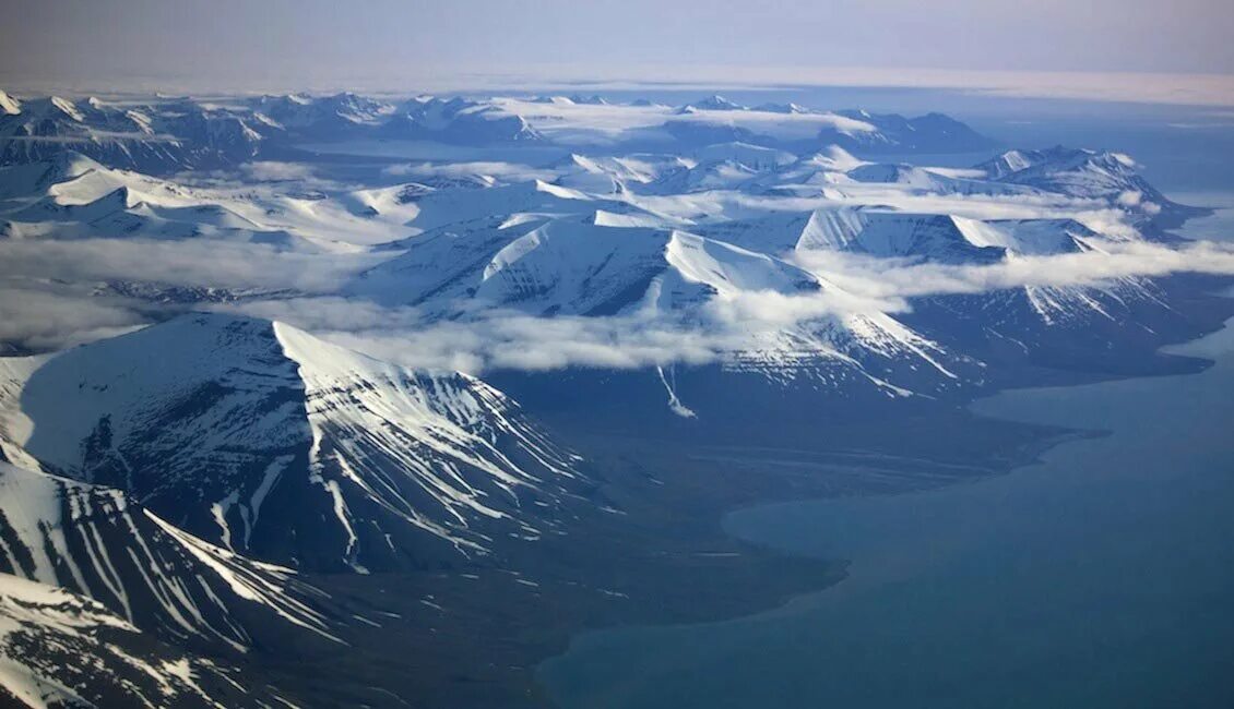 Самый большой остров северного ледовитого. Ледяной щит Гренландии. Spitsbergen (Шпицберген) вид сверху. Гора Альхорн Шпицберген. Ледяной щит Шпицберген.