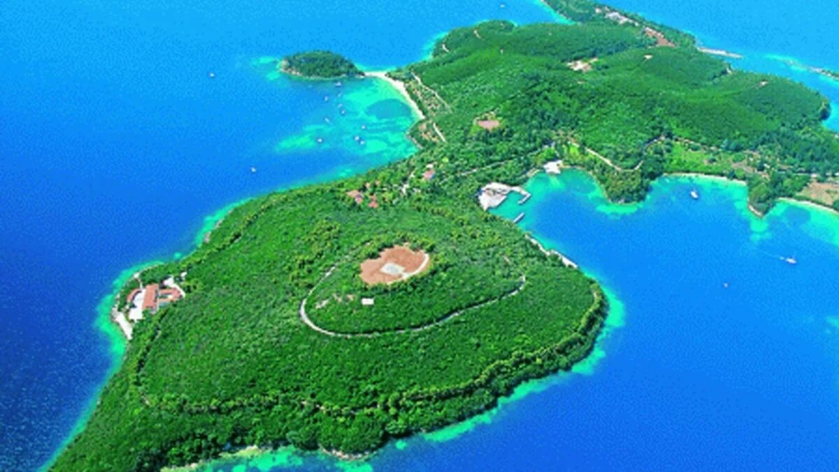 Остров скорпиос. Остров скорпиос в ионическом море. Остров скорпиос греция фото. Остров скорпиос онассиса. Остров скорпиос.