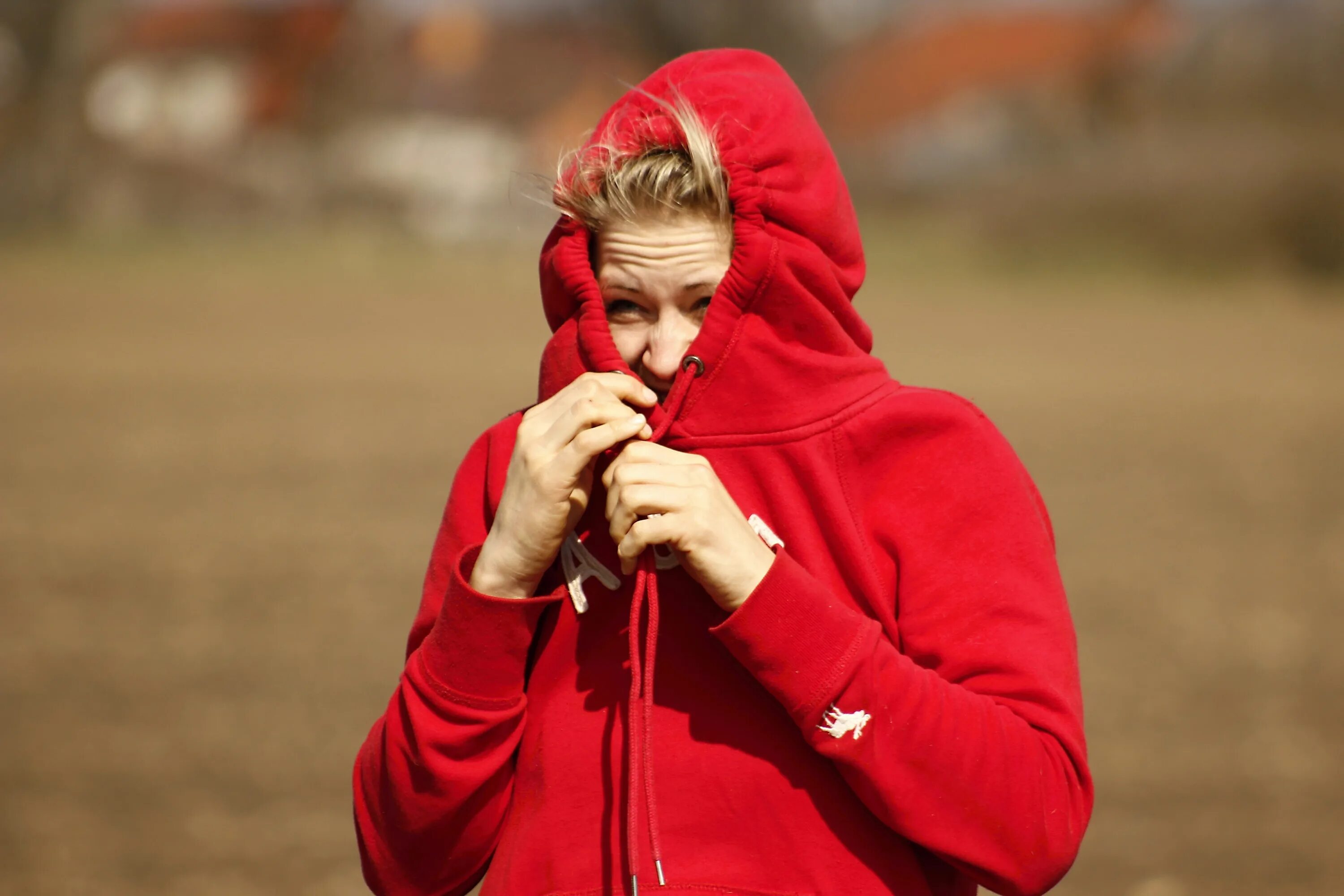 Женщина в ватнике. Девушка в Красном платке. Девушка в Красном худи. Girl in Red фото. Girl in Red в серой толстовке.