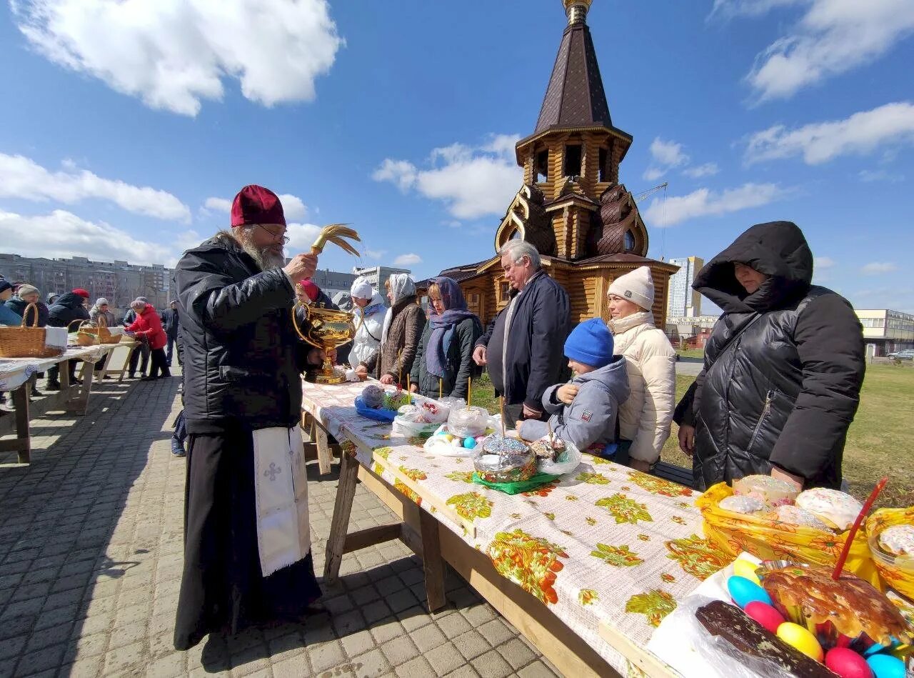 Когда святить куличи в 2024. Новоиерусалимский монастырь освящение куличей 2020. Освящение куличей на Пасху. Освящение куличей и яиц на Пасху. Пасха освящение куличей на улице.