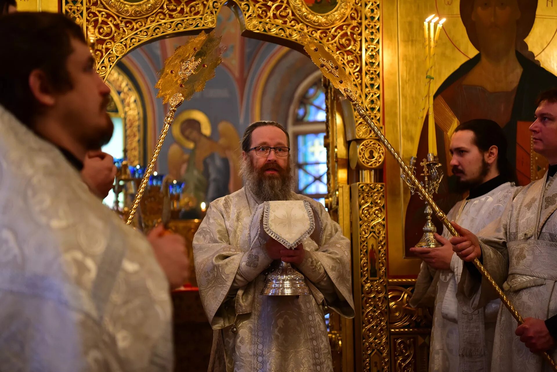священник в телепередаче. всенощная храм пасха. в каком храме идет служба сегодня. служение вне церкви. в каком храме идет служба сегодня.