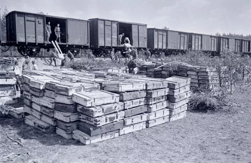 склады с продовольствием уничтоженные в первые дни. блокада ленинграда вов 1941-1945. склады с продовольствием уничтоженные в первые дни. бадаевские склады в блокаду ленинграда. пожар на бадаевских складах в ленинграде.