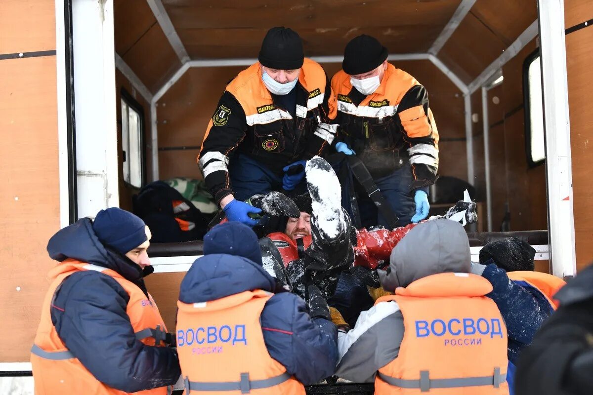 Пожарный дед мороз. Ярославль спасатель ярославль. Спасатели ярославль. Спасатели ярославль. Спасательный пост на пляже.