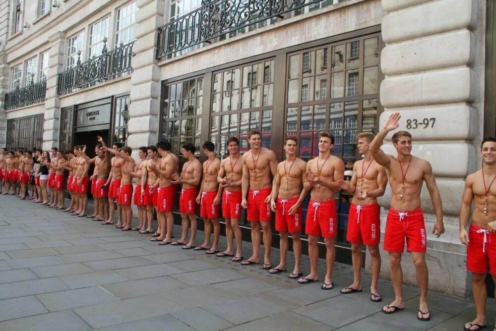 Очередь из парней. Очередь за мужчиной. Очередь мужчин фото. Мужчины стоят в очереди. Мужчины стоят в очереди.