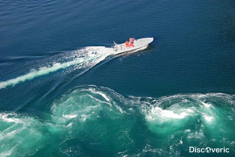 Водоворот в океане самый большой. Самые большие водовороты в мире. Ядовитый океан. Самая большая воронка в океане. Опасные водовороты