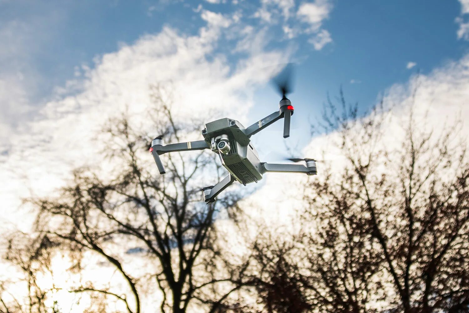 Как установить квадрокоптер. Dji mavic 2 pro в воздухе. дрон dji punta. квадрокоптер для гор. коптер взлетает.