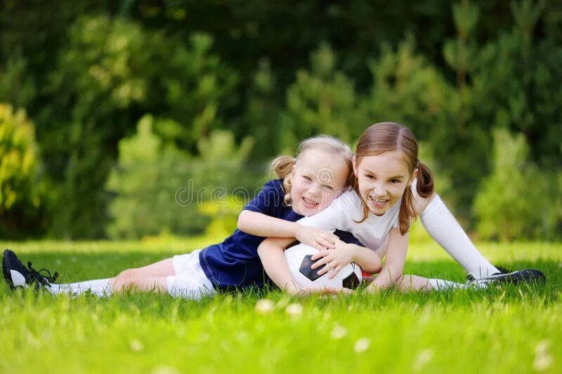 Two cute. 2 Девочки 1 мальчик они соревнуются по обеду. Three sisters having fun.