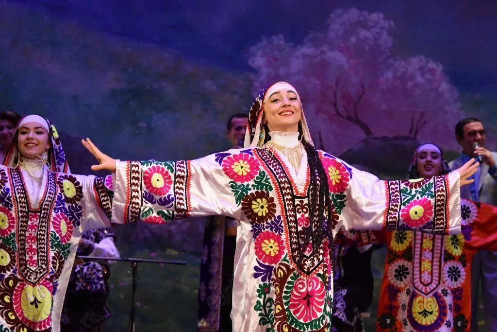 Танцующий таджик. Нац культура Таджикистане. Национальные танцы Таджикистана. Таджикский народный танец. Культура таджикского народа.
