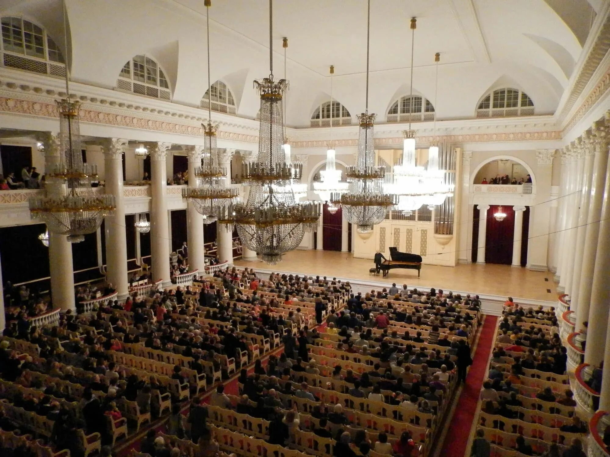 Филармония спб купить. Санкт-Петербургская филармония им. д.д.Шостаковича зал. Филармония имени д. д. Шостаковича, большой зал, Санкт-Петербург. Филармония Шостаковича Санкт-Петербург большой зал. Филармония Шостаковича большой зал.