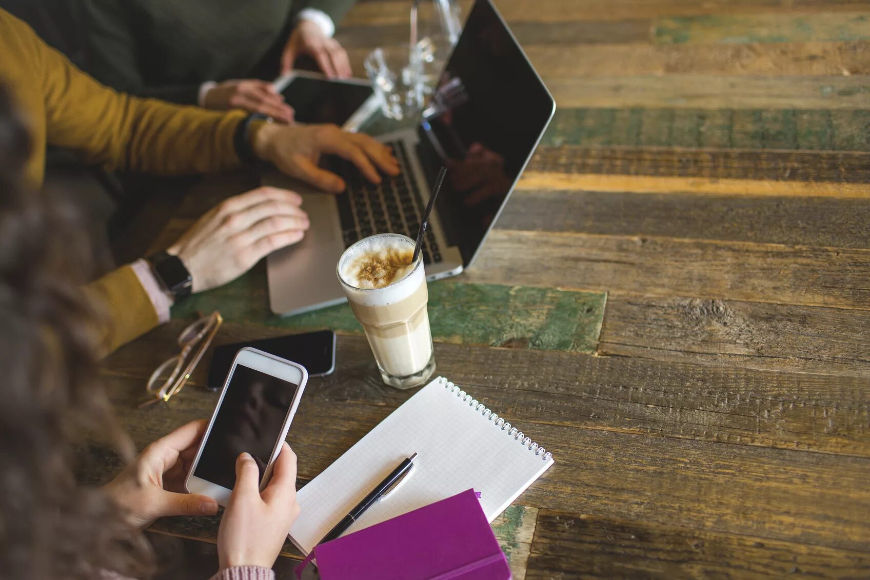 Meet приложение. смартфон самсунг вращается. айфон в руке. люди в кофейне. девушка со смартфоном.