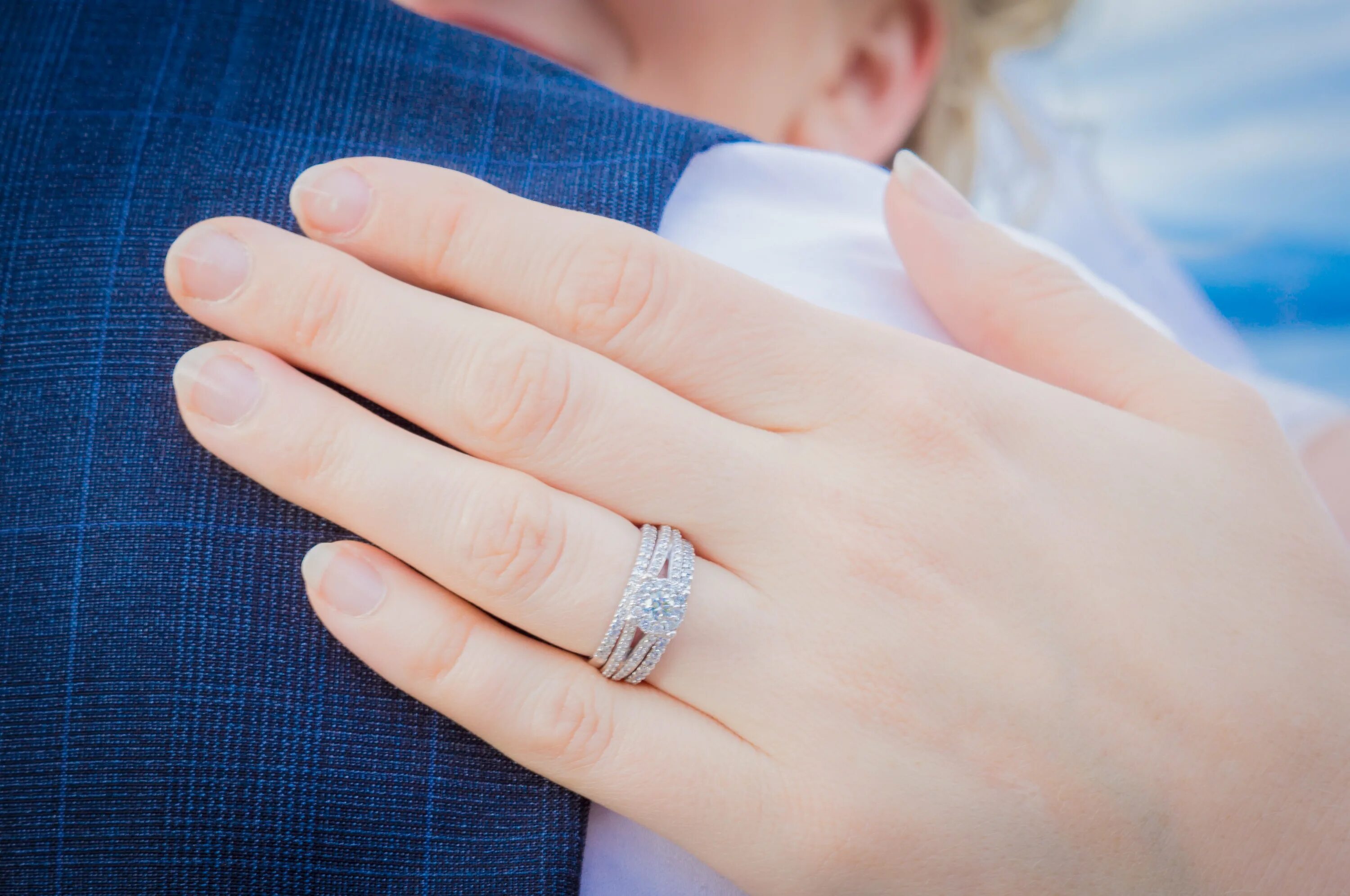 Обручальное и помолвочное кольцо. Обручальное кольцо на пальце. Помолвочные кольца на руке. Помолвочное и обручальное кольцо комплект.