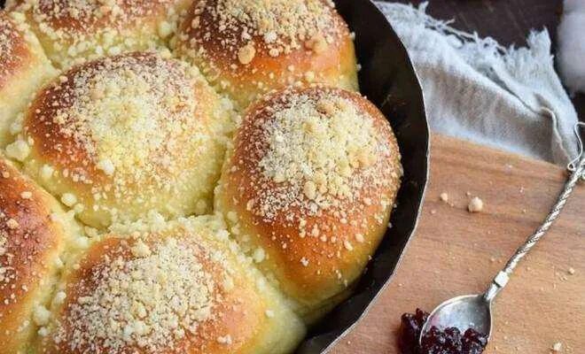 Булочки с посыпкой из масла сахара