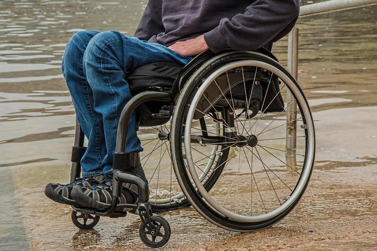 Выяснилось что ребенок инвалид. Человек в инвалидной каляс. Коляска для инвалидов. Инвалид колясочник. Челик в инвальдной коляске.