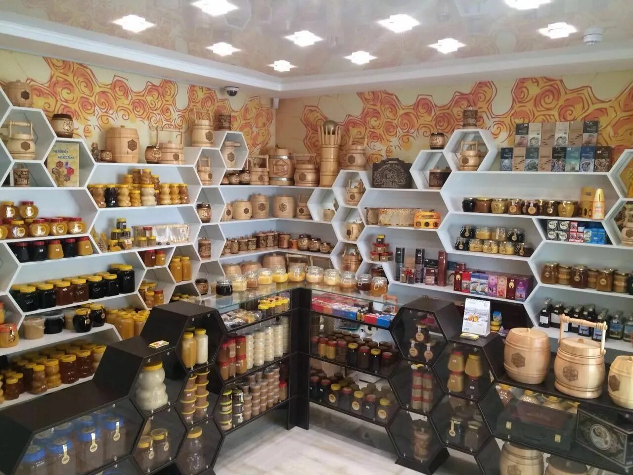 Магазин продуктов пчеловодства. Магазин меда (Honey shop) в Белек. Сувенирная Лавка выкладка. Прилавок с медом. Магазин меда интерьер.