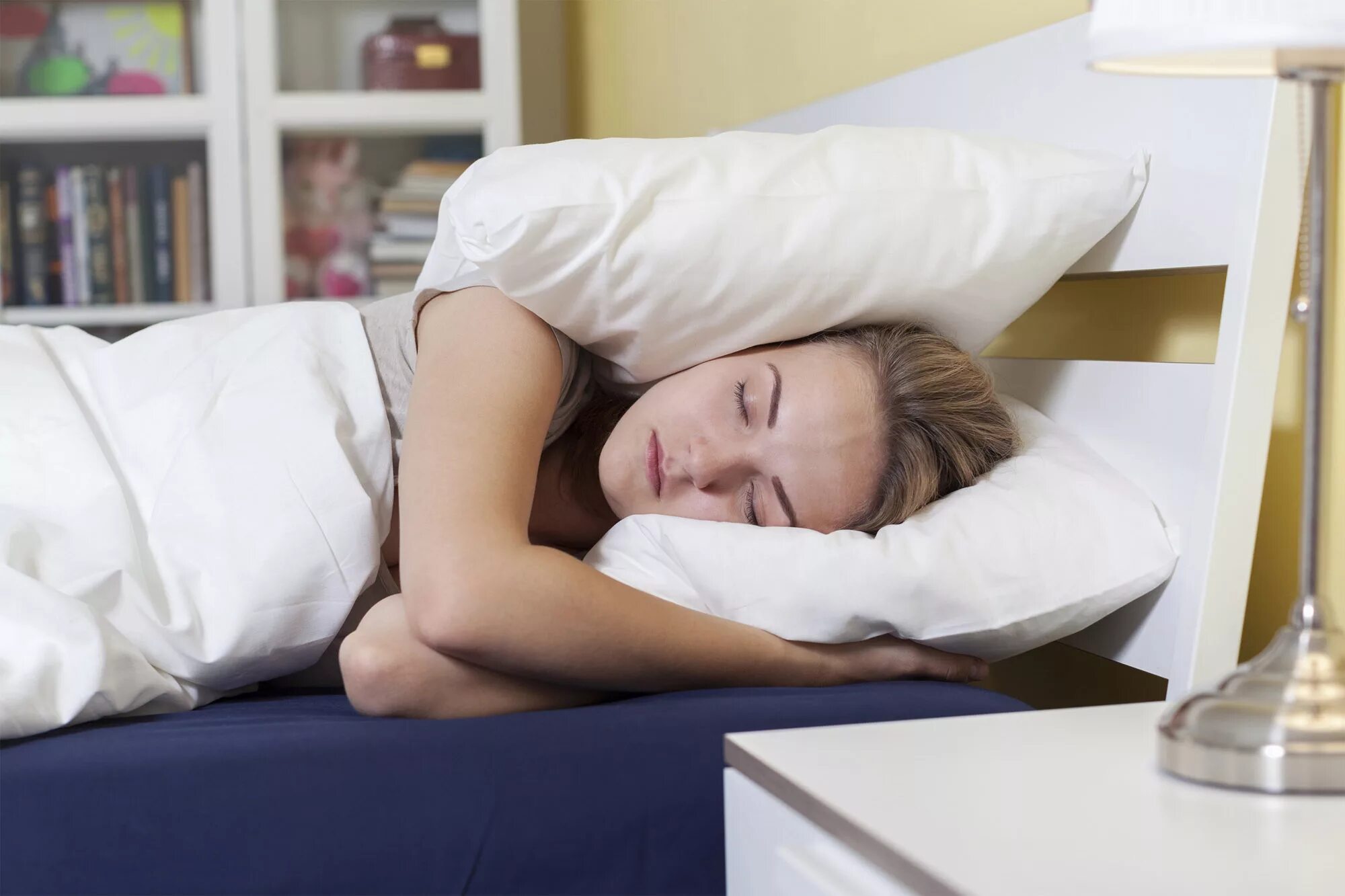Девушка с подушкой на голове. Сонная девушка с подушкой. Спать с подушкой на голове. Сон и молодость.