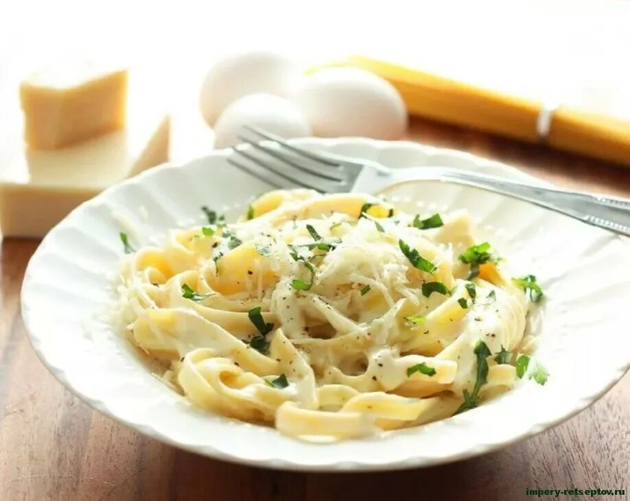 Феттучини Альфредо. Паста Fettuccine Alfredo. Курица Альфредо с Феттуччине. Паста Альфредо спагетти. Спагетти в сливочном соусе фото