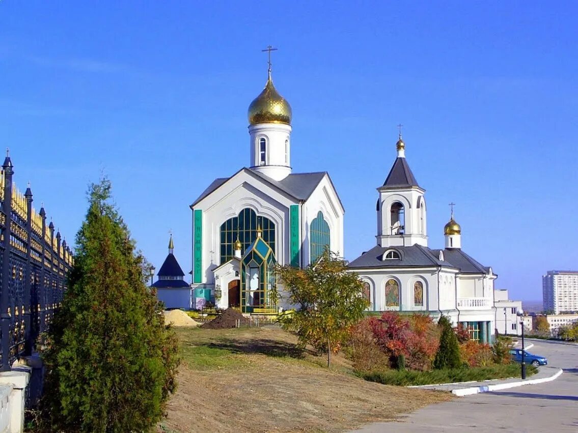 На каком берегу серебрянки находится церковь