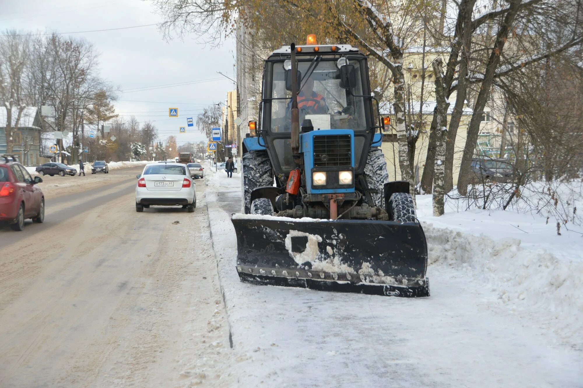 Аренда трактора снег. Трактор МТЗ-80 уборркаснега. Уборка тротуаров МТЗ 320. Трактор для расчистки тротуаров. Трактор для уборки снега.