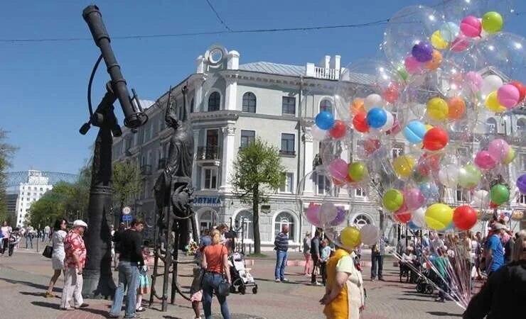 1 май минск. Минск май. Театральный сквер в Могилеве. 1 Мая Могилев. Могилев в апреле.