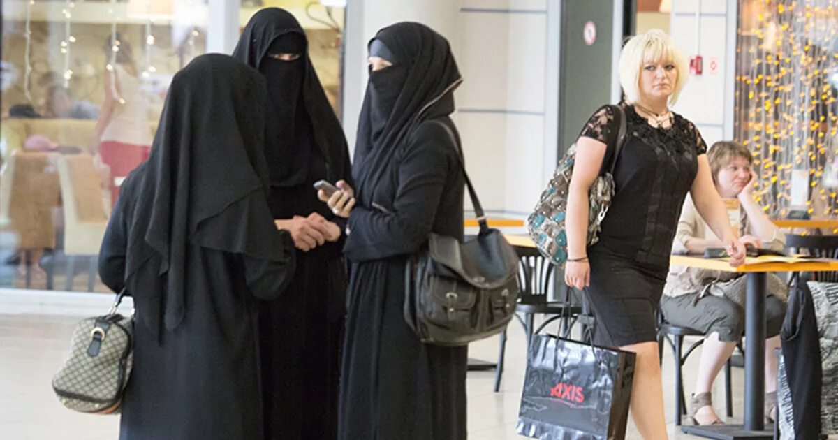 Бурка паранджа никаб. Саудийский никаб. Женщины в никабе Дубай. Паранджа одежда. Жены халифата
