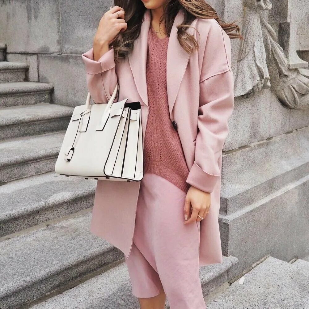 с чем носить пыльную розу. пудровый розовый цвет в одежде. сочетание розового с черным платьем. нюдовые образы. с чем носить пыльную розу.