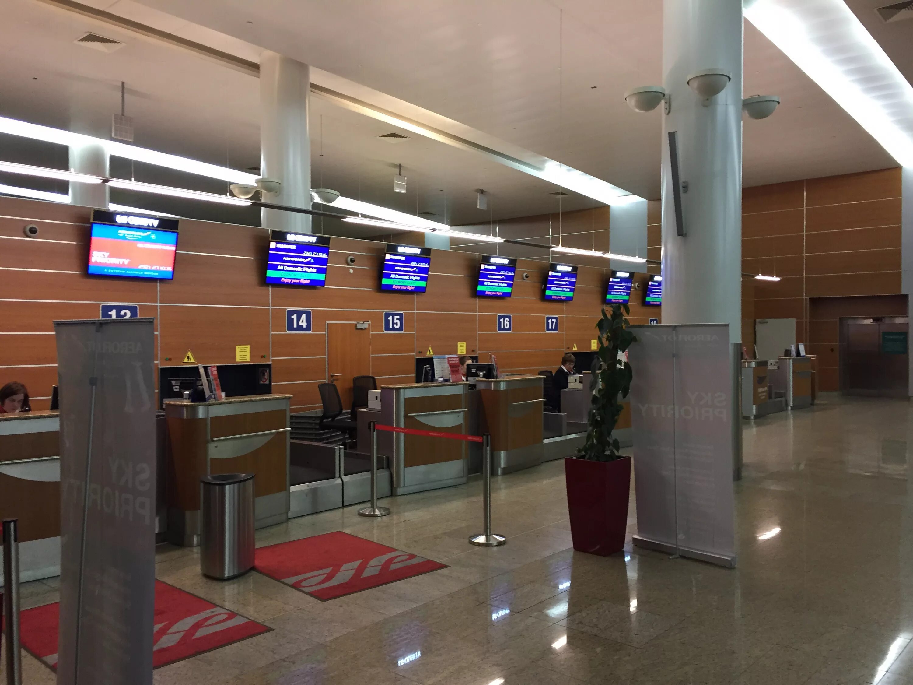 Шереметьево терминал сейчас. Аэропорт Шереметьево терминал д. Шереметьево терминал д внутри. Международный аэропорт Шереметьево, терминал d, Химки. Шереметьево изнутри терминал д.