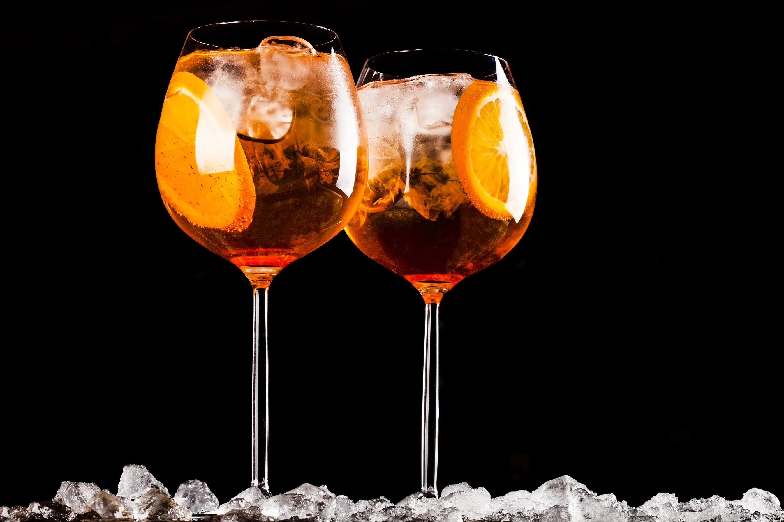 Апероль шприц на черном. Апероль шприц. Апероль ликер коктейли. Два аппероля. Два аппероля.