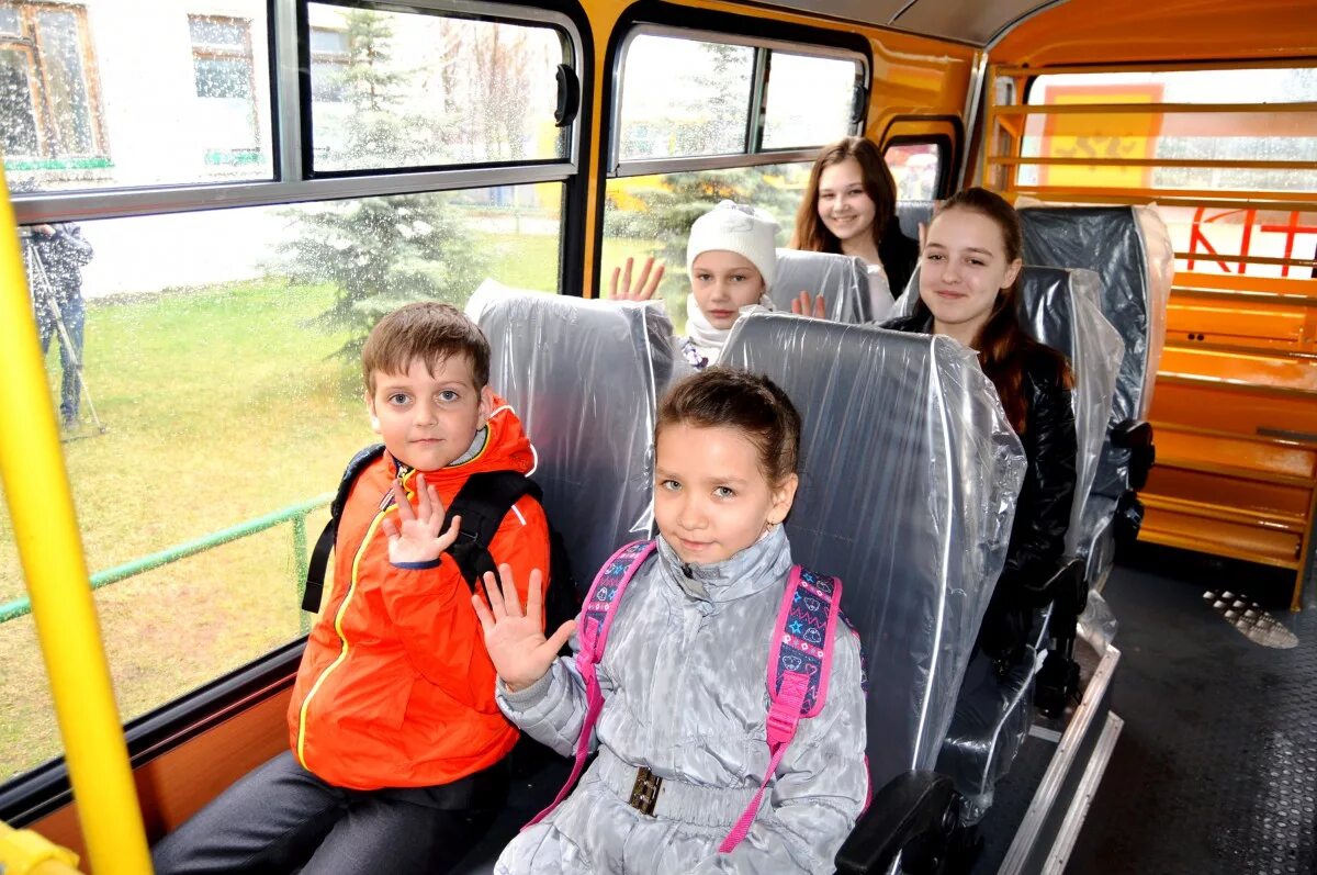 Автобус для детей. Школьный автобус дети. Автобус для перевозки детей. Школьники в автобусе.