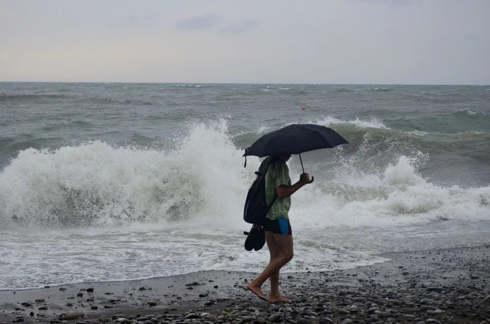 Сочи море гроза ливень. Дождь на море. Море в дождливую погоду. Дождь в Сочи. Плохая погода на неделю