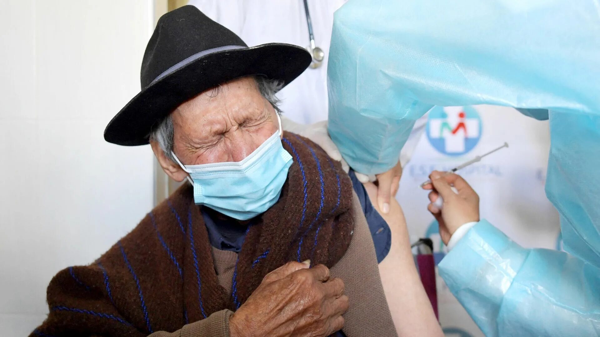 Вакцинация пожилых людей. Пожилой человек Колумбия. Vaccination old photo.