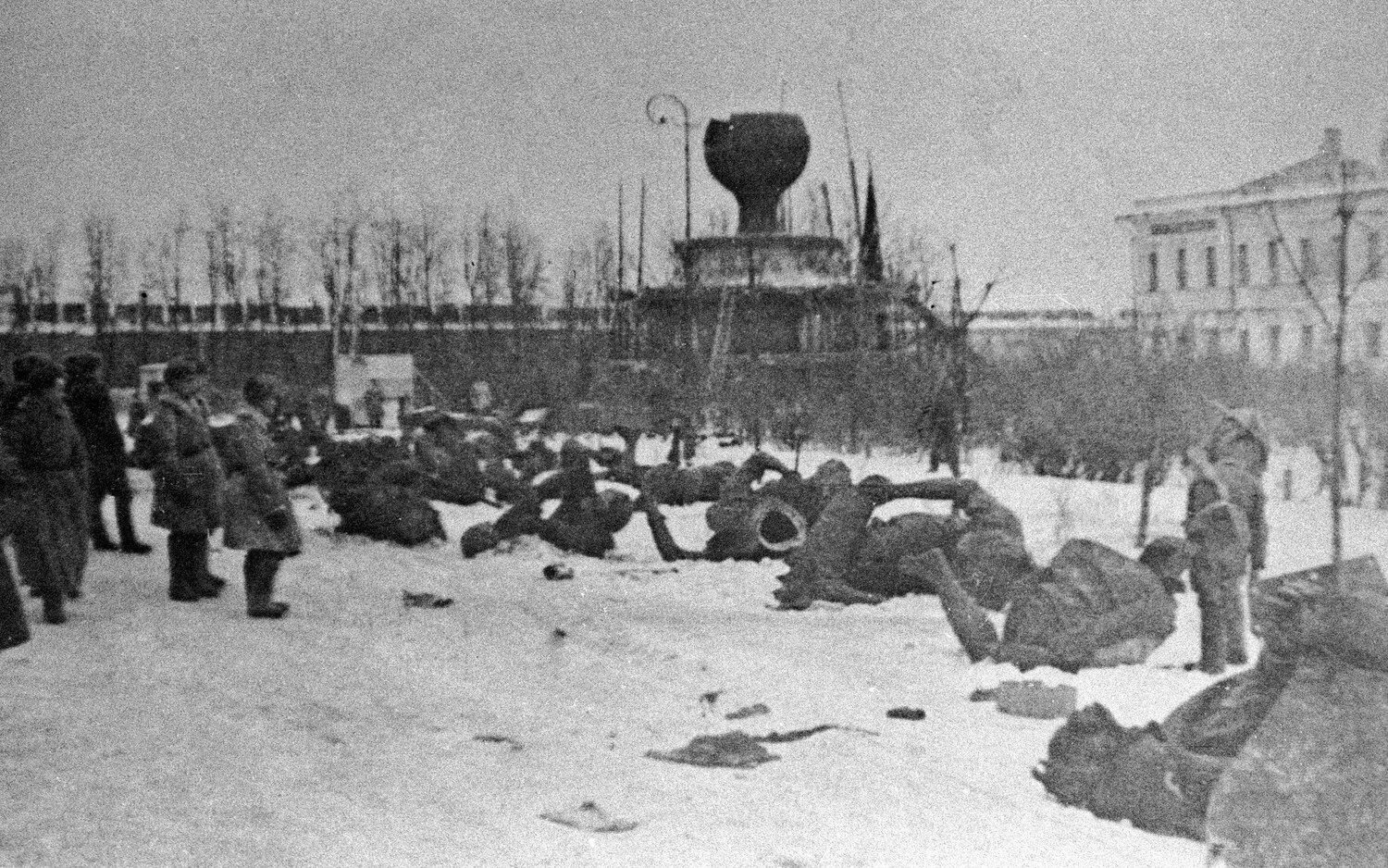 Новгород 1944 год. 20 Января 1944 освобождение Новгорода. Памятник тысячелетие России в Новгороде гитлеровцы. Освобождение Великого Новгорода 20 января. Памятник тысячелетия России в Великом Новгороде во время войны.